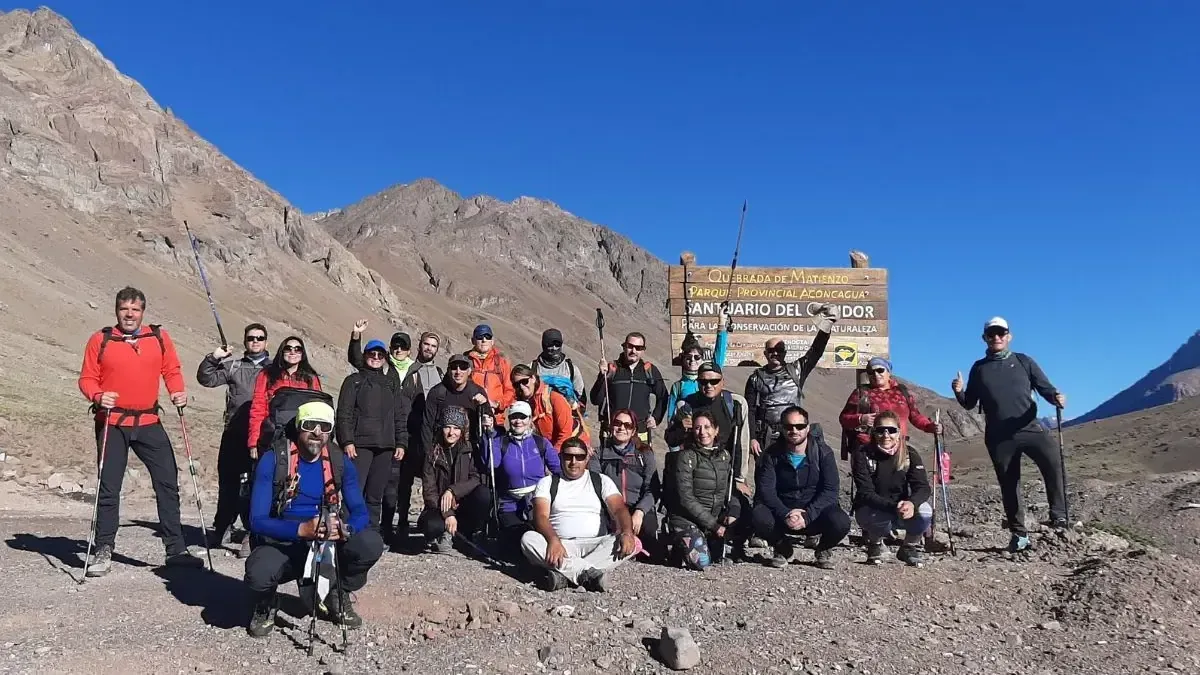 Están en Mendoza, donde cada fin de semana se organiza una salida a la montaña.