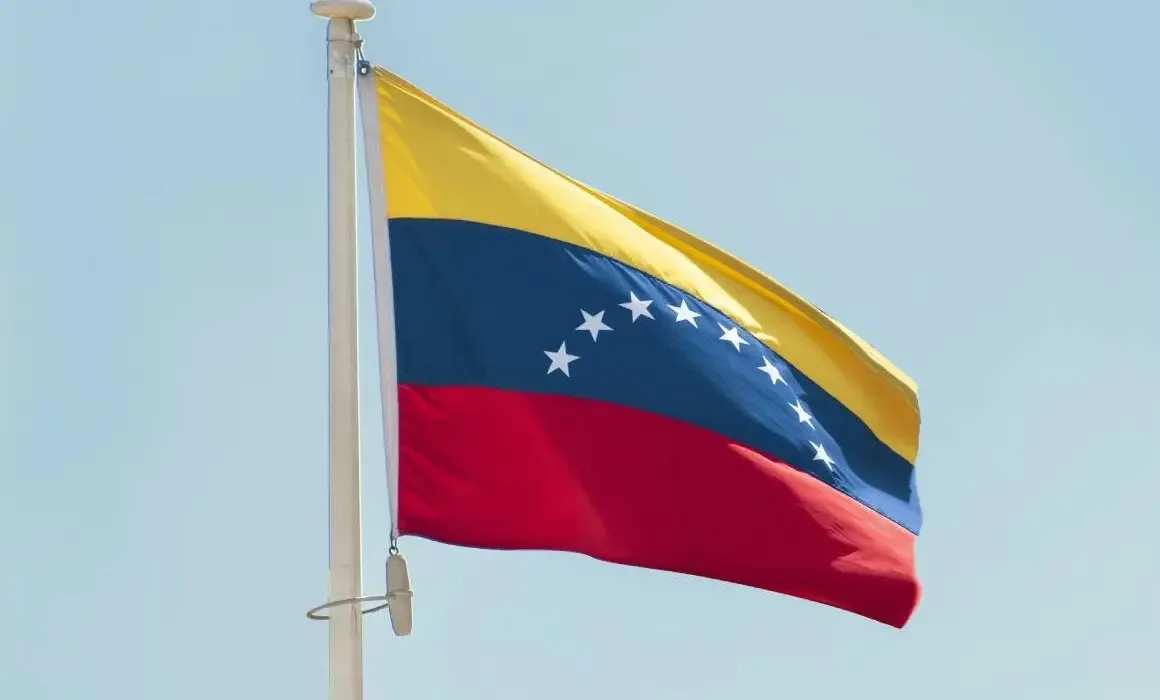 Delcy Rodríguez anuncia la apertura política en una conferencia en Caracas.