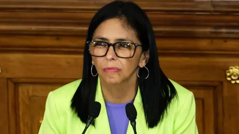 Delcy Rodríguez habla con trabajadores petroleros en Puerto La Cruz.