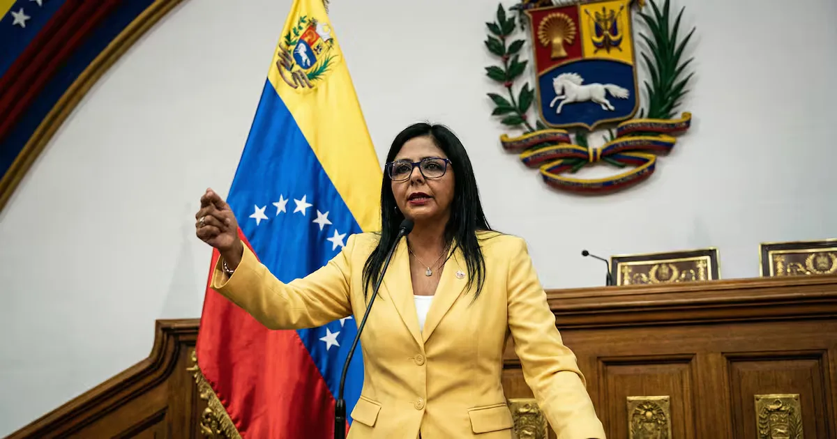 "Delcy Rodríguez presenta su propuesta de reforma en el Parlamento venezolano."