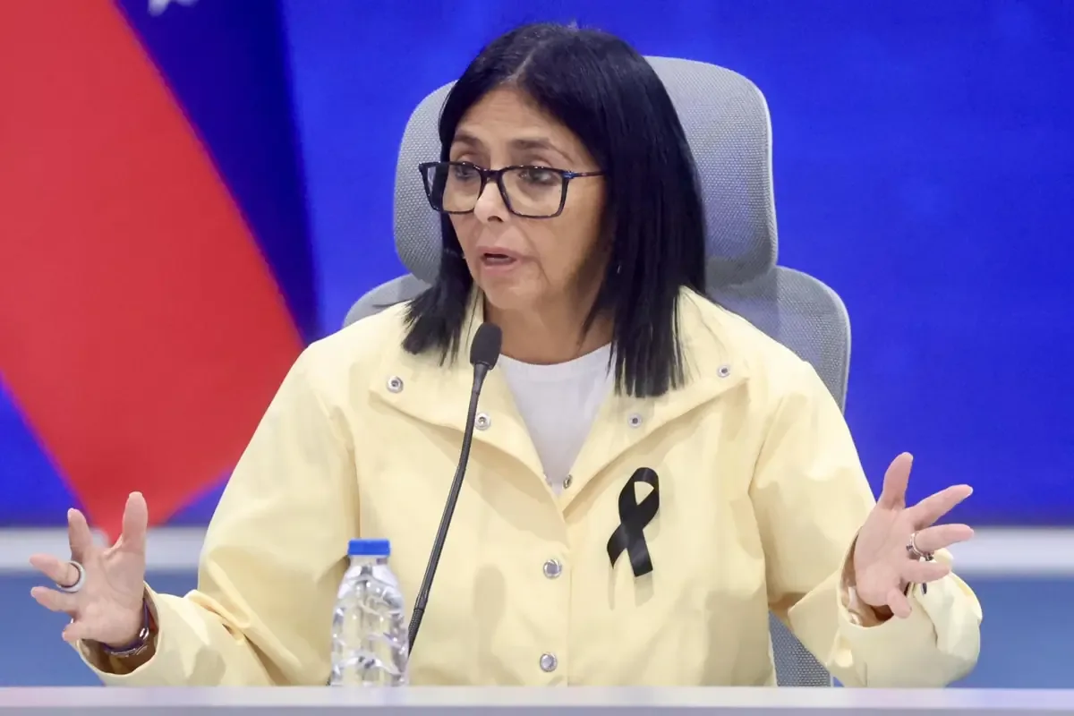 La presidenta encargada enfrenta cuestionamientos sobre la gestión de la crisis tras el desastre natural.
