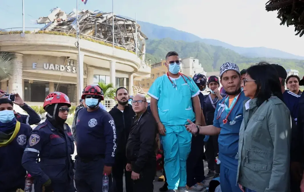 La mandataria encargada coordina esfuerzos para atender a afectados tras los devastadores terremotos en La Guaira y Caracas.