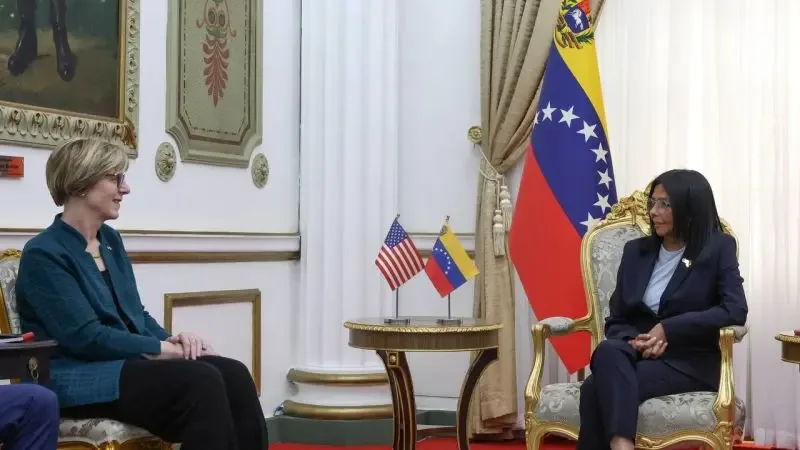 Delcy Rodríguez y Laura Dogu en su primer encuentro oficial en Caracas.
