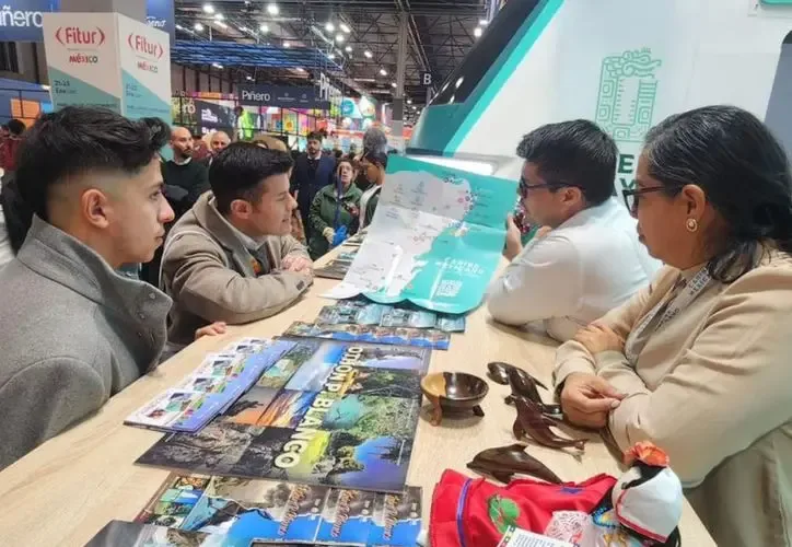 Delegación de Chetumal promoviendo su turismo en la Fitur 2026 en Madrid.