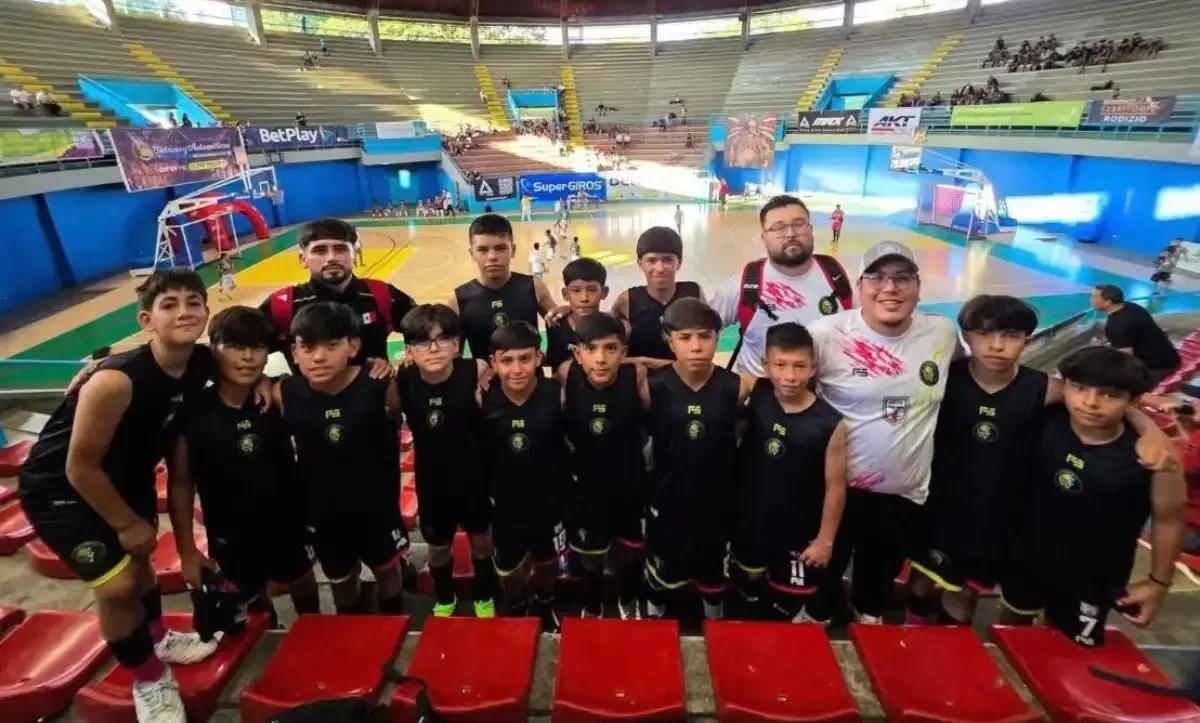 La gobernadora de Baja California coordina esfuerzos para asegurar el regreso del equipo infantil tras el sismo en Colombia.