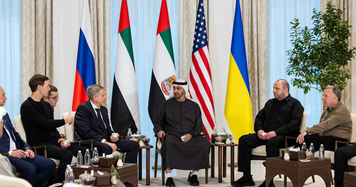 Delegaciones de EE. UU., Rusia y Ucrania en negociaciones en Abu Dabi.