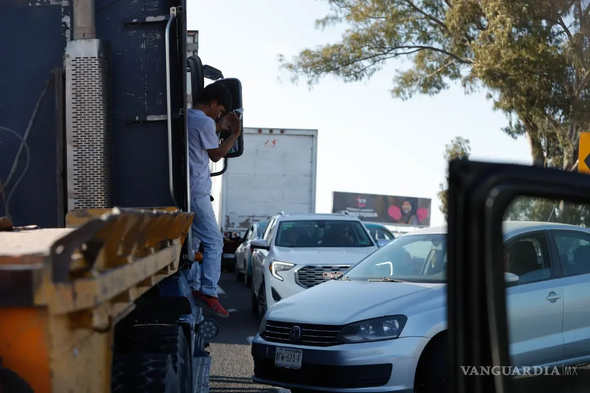 Delincuentes acechan a automovilistas en carreteras de México con engaños.