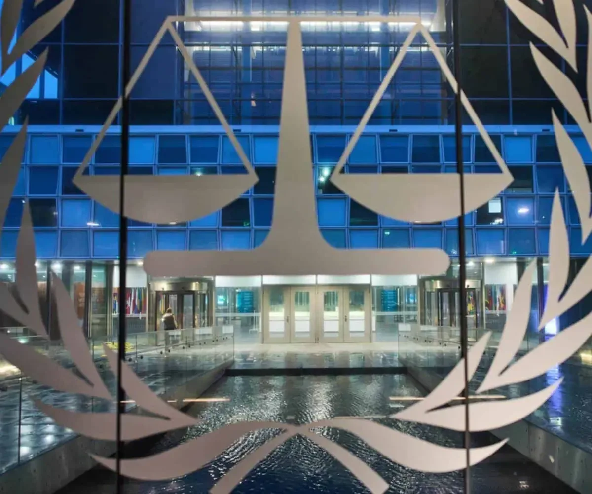 Grupos de derechos humanos cuestionan las sanciones impuestas a la CPI, que erosionan la justicia internacional.