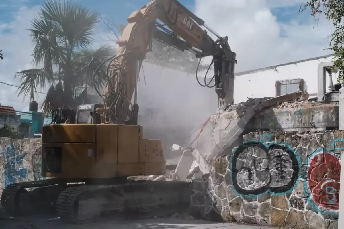 La demolición busca atender la creciente demanda de servicios de salud en Cancún, donde se registran hasta 40 nacimientos diarios.