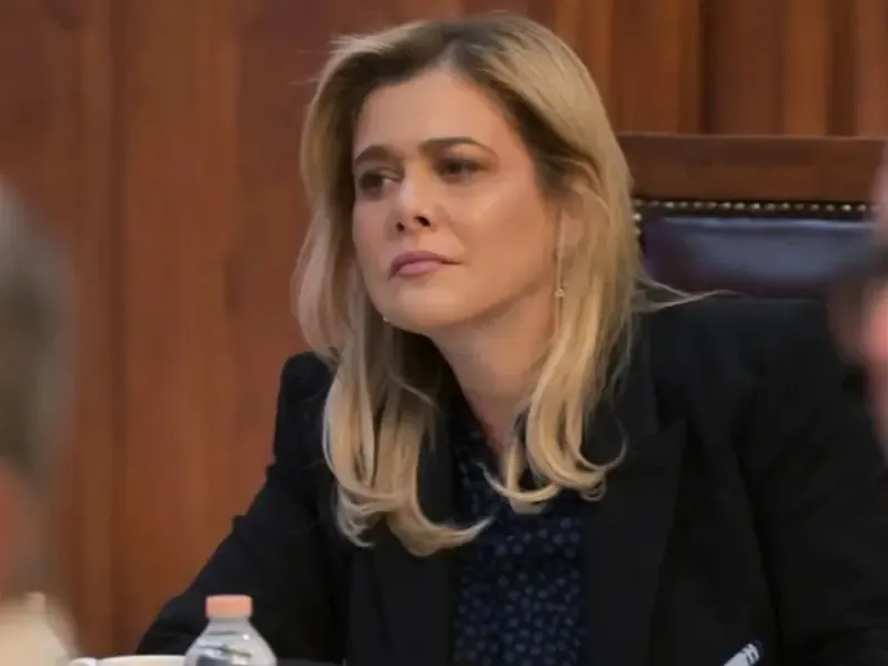 La gobernadora de Chihuahua enfrenta acusaciones de irregularidades legales por parte de la FGR.