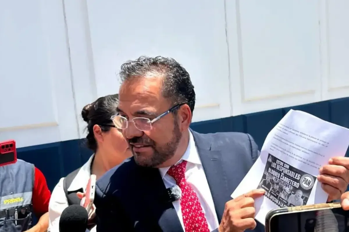 El senador denuncia obstrucciones que afectaron movilización de Morena en el estado.