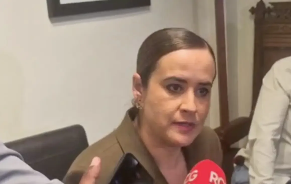 Una oficial mayor del Congreso denuncia al legislador, que enfrenta restricciones legales tras acusaciones de acecho.