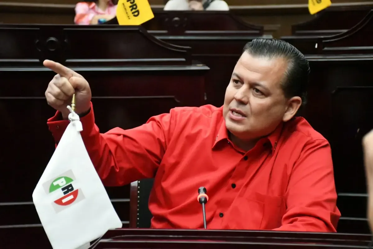 Memo Valencia critica las prácticas de la administración actual, señalando corrupción y desvío de atención de problemas graves.
