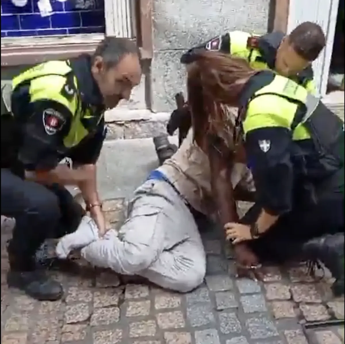 La detención de un mantero por parte de la Policía Municipal desata protestas en Bilbo, evidenciando tensiones sociales.
