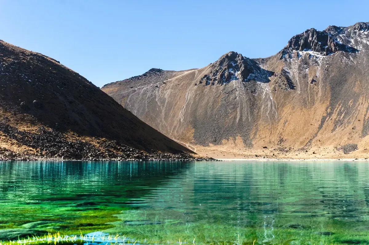La extracción de recursos naturales en el Nevado de Toluca genera preocupación entre los habitantes y ambientalistas.