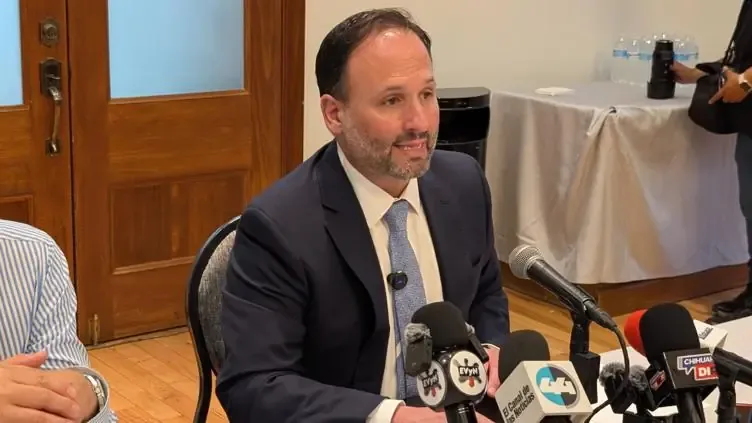 Delincuentes estafan a dueños de bares exigiendo pago por licencias falsificadas.