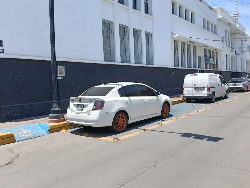 Automovilistas acaparan estacionamientos reservados en el centro, afectando a personas con discapacidad.