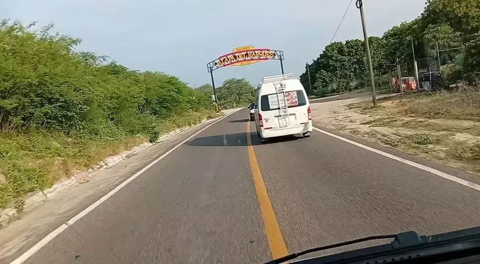 Pasajeros alertan sobre la práctica temeraria de conductores de Líneas Unidas en el Istmo de Tehuantepec.