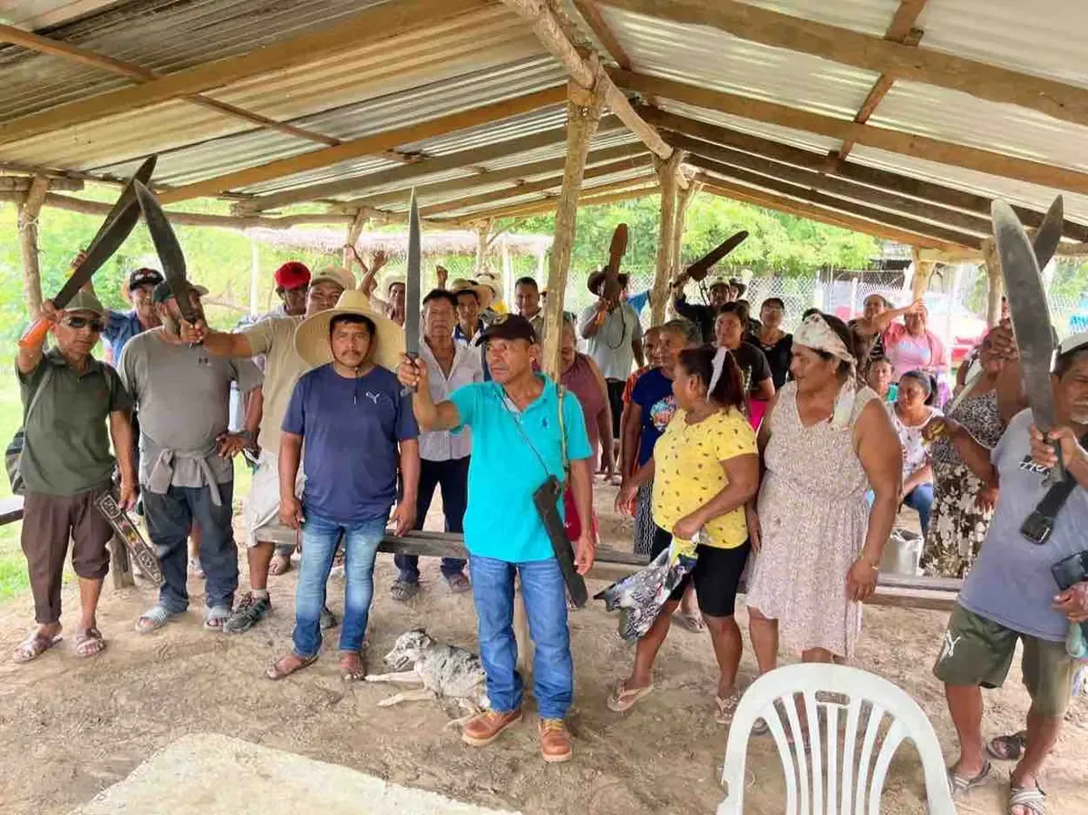 Comunidades de Cacahuatepec exigen avances en obras de abastecimiento de agua.