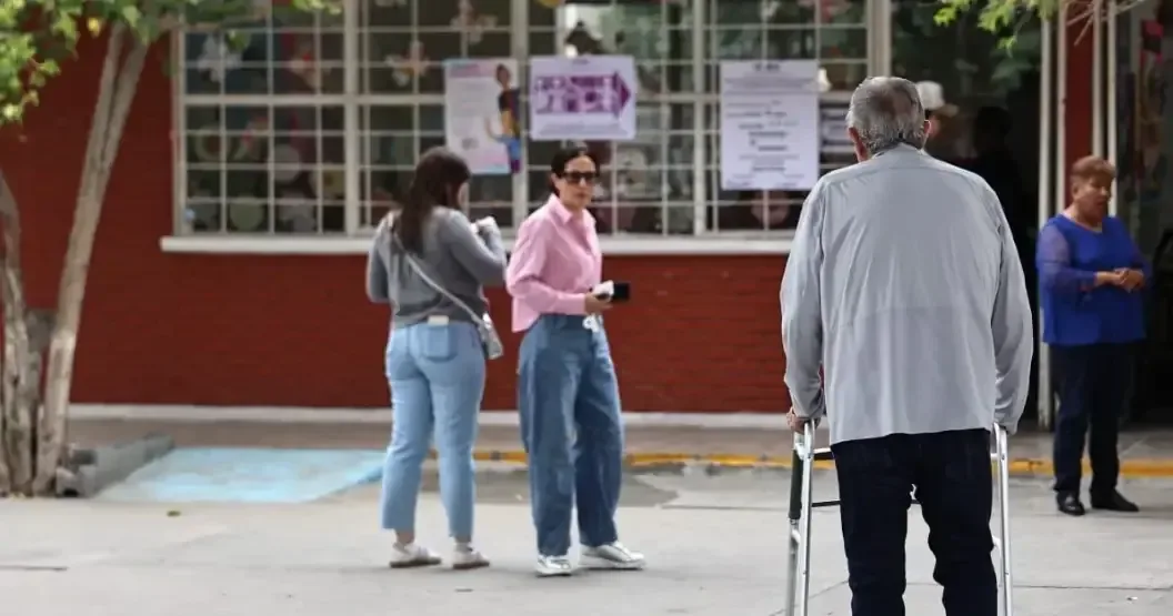 Incidencias y problemas en las casillas marcan el inicio de la jornada electoral.