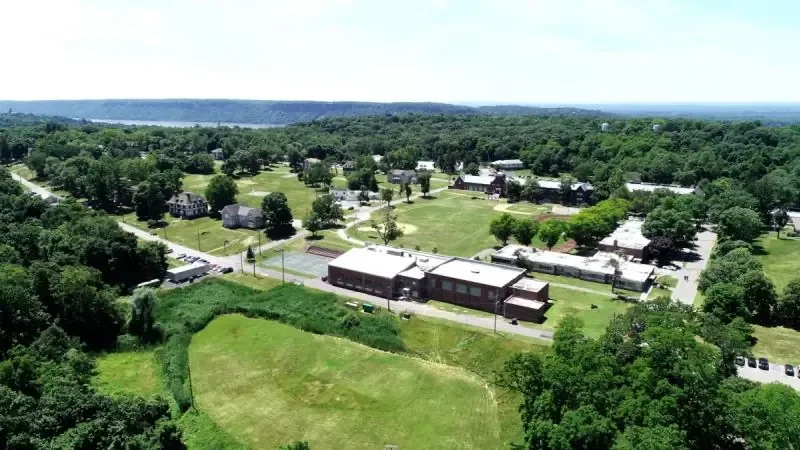 Denuncias de maltratos en Children's Village en Nueva York llevan a revisión del cuidado de menores migrantes.