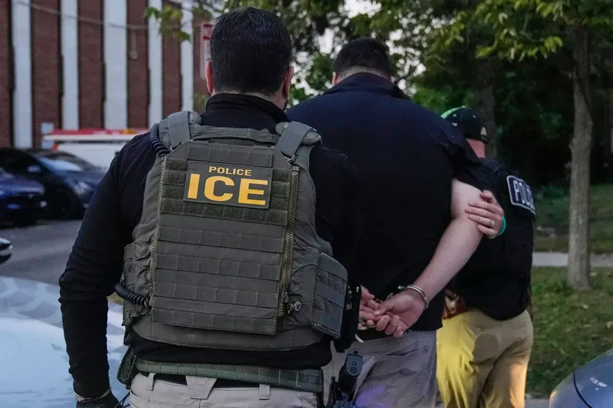 La ciudad de Denver comenzará los traslados aéreos de inmigrantes a partir de enero de 2024, a pesar de la oposición local.