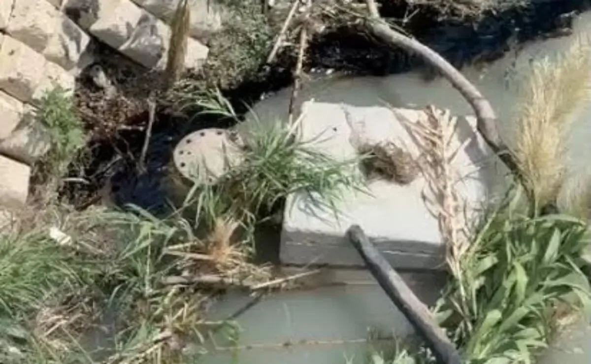Un derrame de hidrocarburo afecta el cauce del río Pilón, crucial para la zona metropolitana de Monterrey.