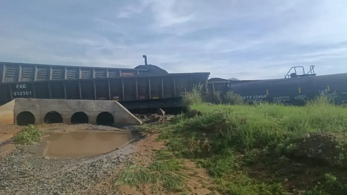 Un tren de Ferromex descarrila en Naco, Sonora, provocando la fuga de 59 mil litros de hidrosulfuro de sodio.