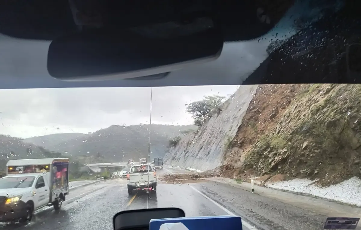 La caída de tierra representa un riesgo para los automovilistas en la región Mixteca.
