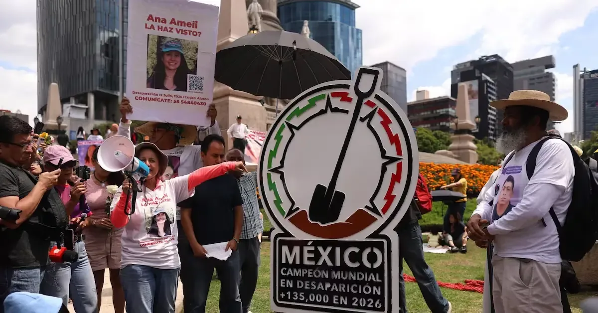 El antimonumento fue retirado horas después de su instalación, generando exigencias de justicia por más de 135 mil casos de desapariciones.