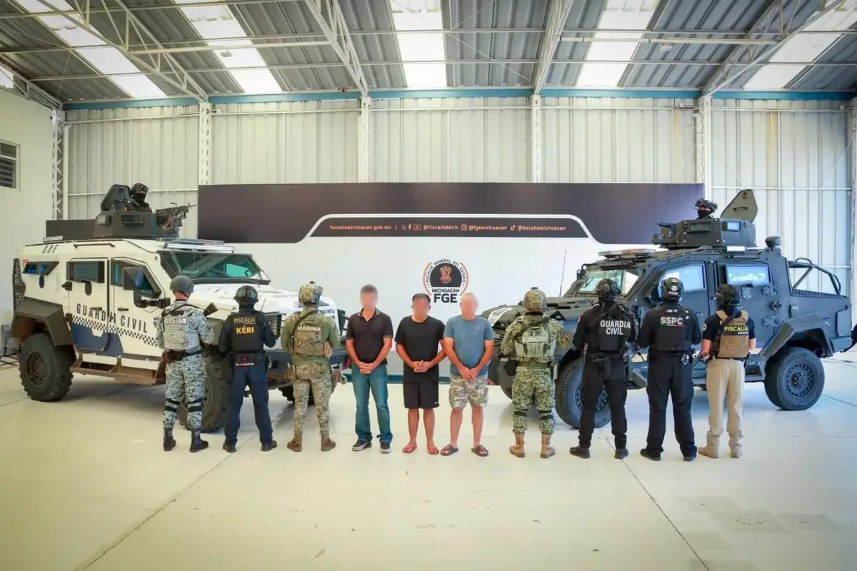 La detención de estos individuos busca combatir la delincuencia en la costa michoacana.