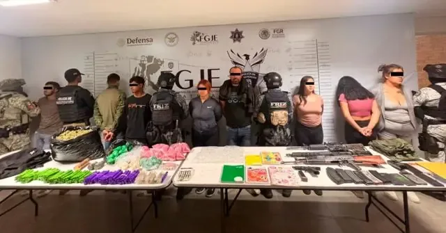 La operación dejó un saldo de armas aseguradas y más de 2,300 dosis de drogas.