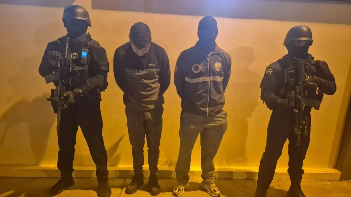 Cuatro detenidos, entre ellos un policía activo y una exfuncionaria de Migración, en operativos contra el tráfico ilegal.