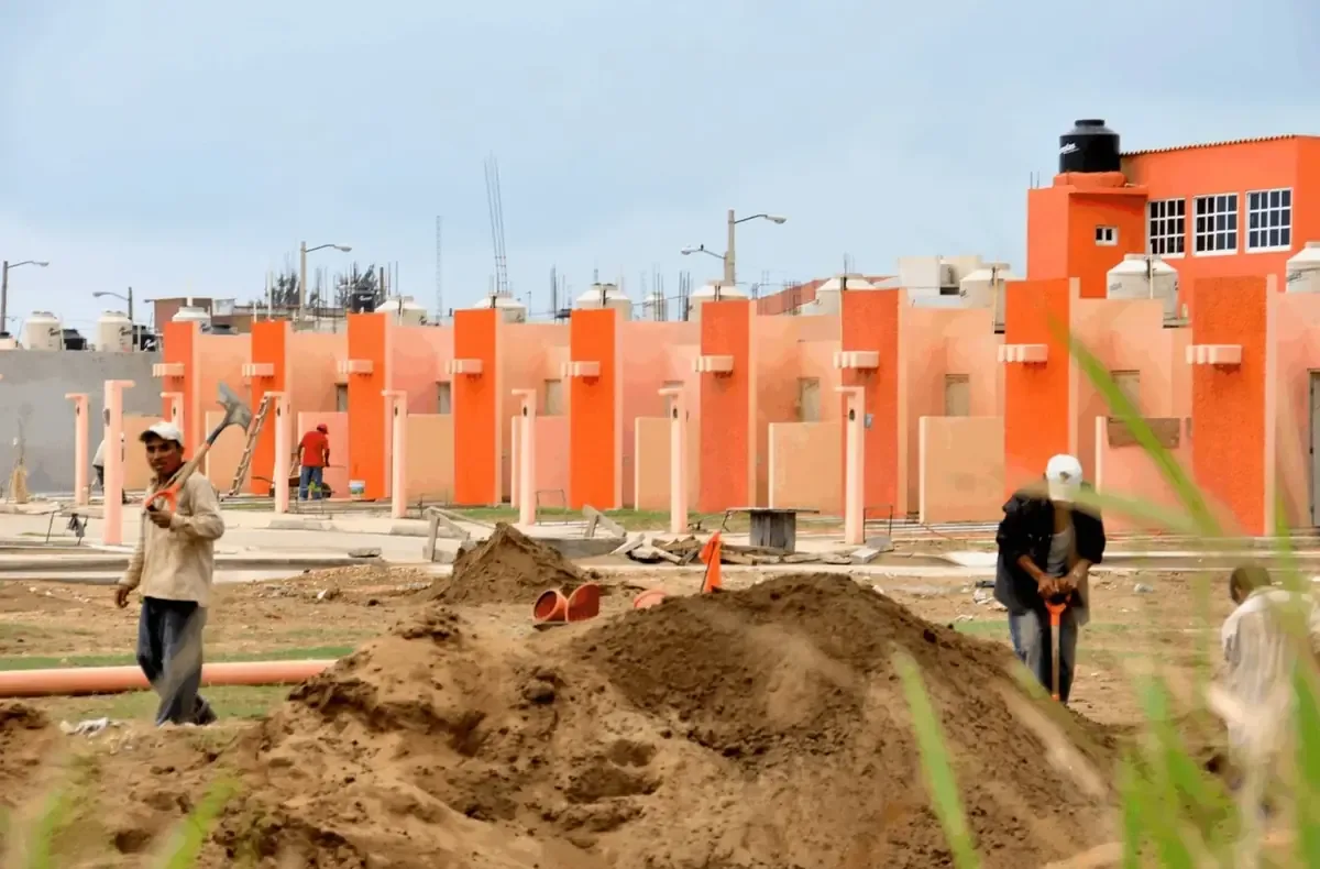 Sin respuesta del Infonavit, proyectos de vivienda social en León se estancan y se agravan problemas habitacionales.