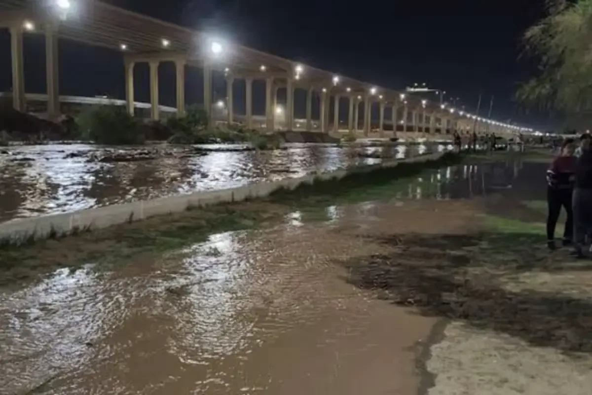 La crecida del río Bravo coincide con fuertes lluvias en la región y afecta vialidades clave en la frontera.