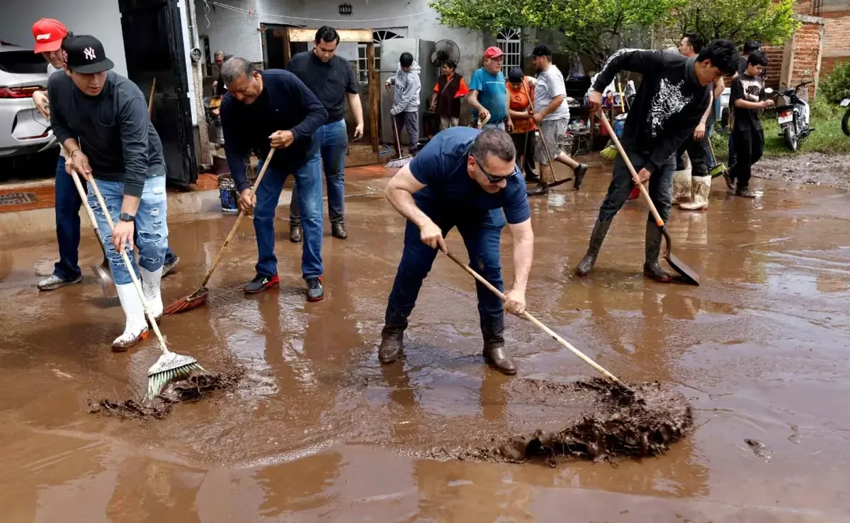 La intensa lluvia dejó daños materiales en casas de las colonias El Plan y La Cantera, sin reportes de heridos.