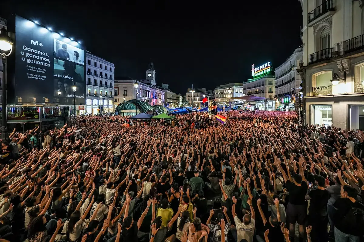 La indignación ciudadana se desencadena por la falta de acceso a la vivienda y la desconfianza política.