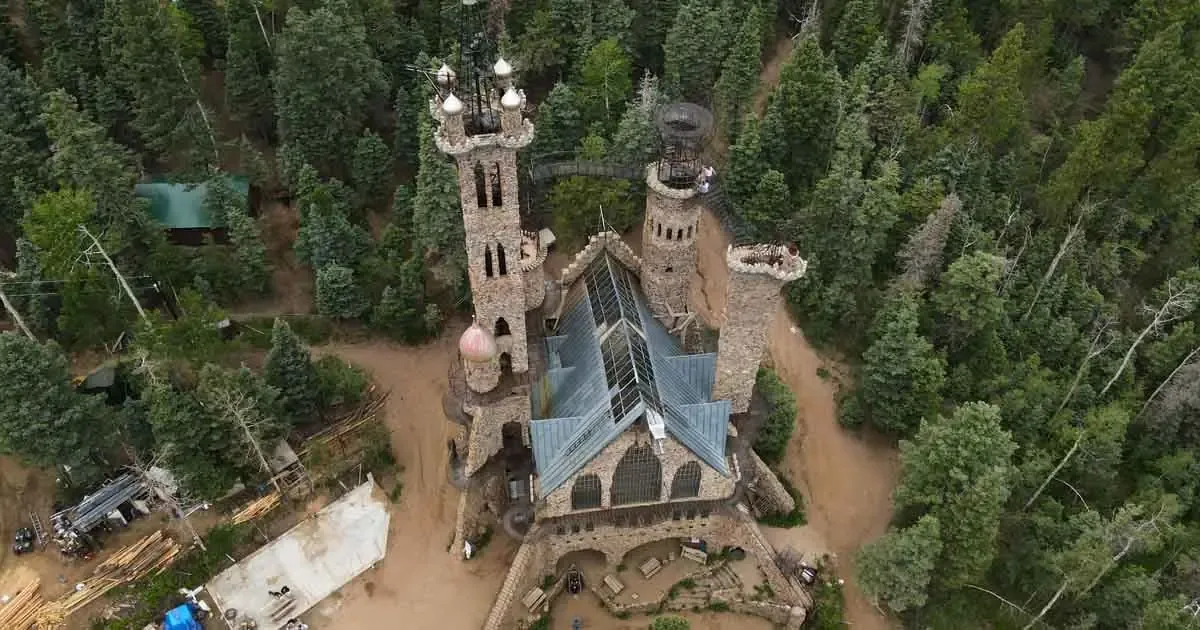 Descubre Bishop Castle, una imponente estructura construida a mano en el bosque de Colorado.