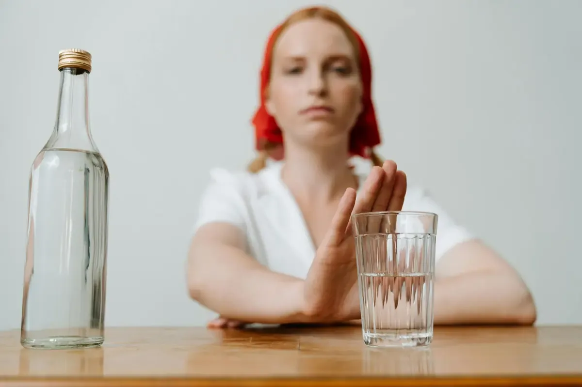 Descubre cómo abandonar el consumo de alcohol impacta tu bienestar físico y emocional.