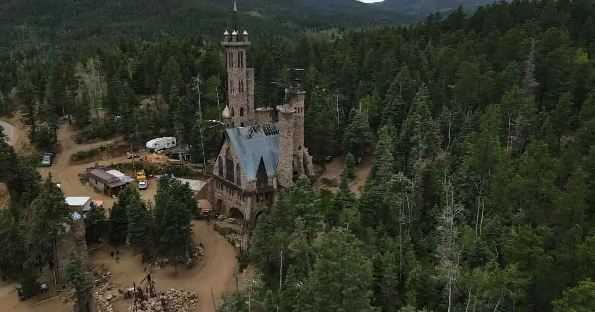 Descubre el impresionante Bishop Castle, una obra maestra hecha a mano en la cordillera de Colorado.