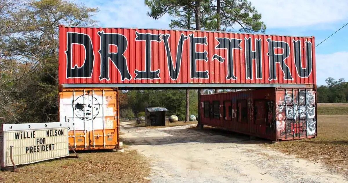 Descubre el Museo de Wonder en Seale, Alabama, una atracción única que combina arte y originalidad desde tu auto.