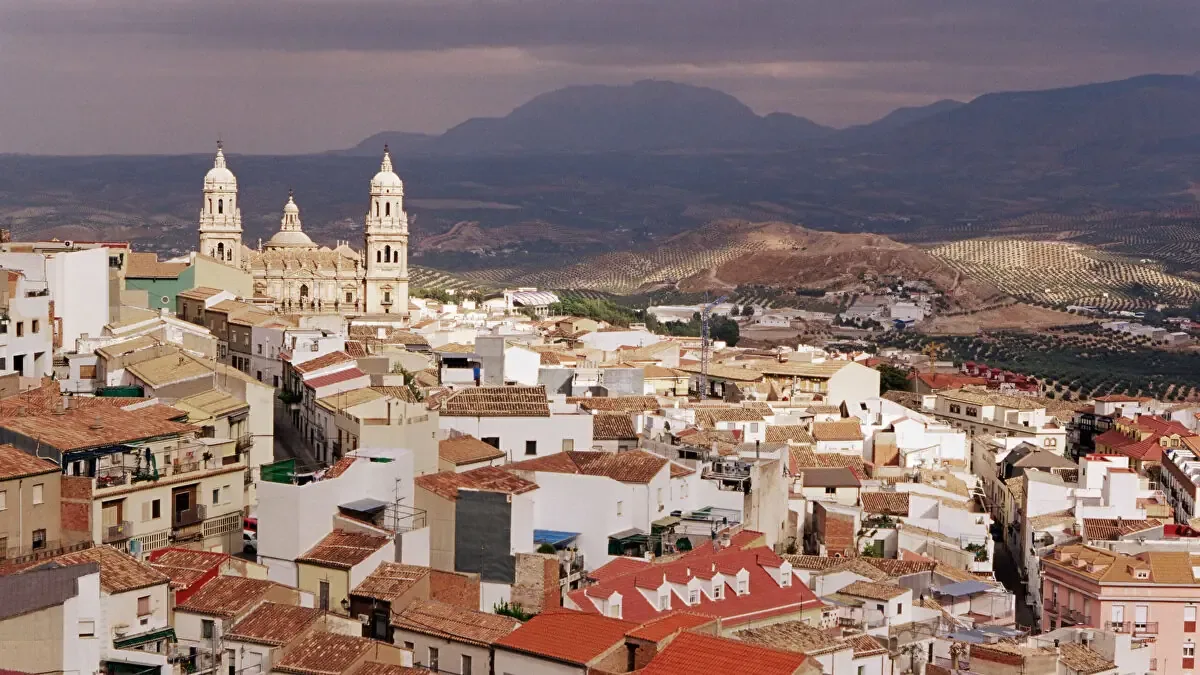 Descubre la riqueza cultural y gastronómica de Jaén y Ginebra en un emocionante recorrido.