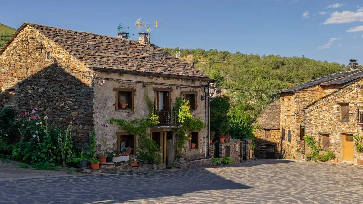 Descubre la singularidad arquitectónica y natural de Valverde de los Arroyos, un destino imperdible en Guadalajara.