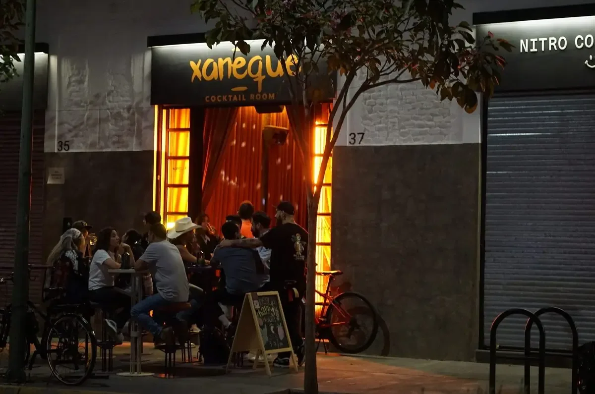 Descubre la vibrante escena de coctelería en Guadalajara con esta guía de bares imperdibles.