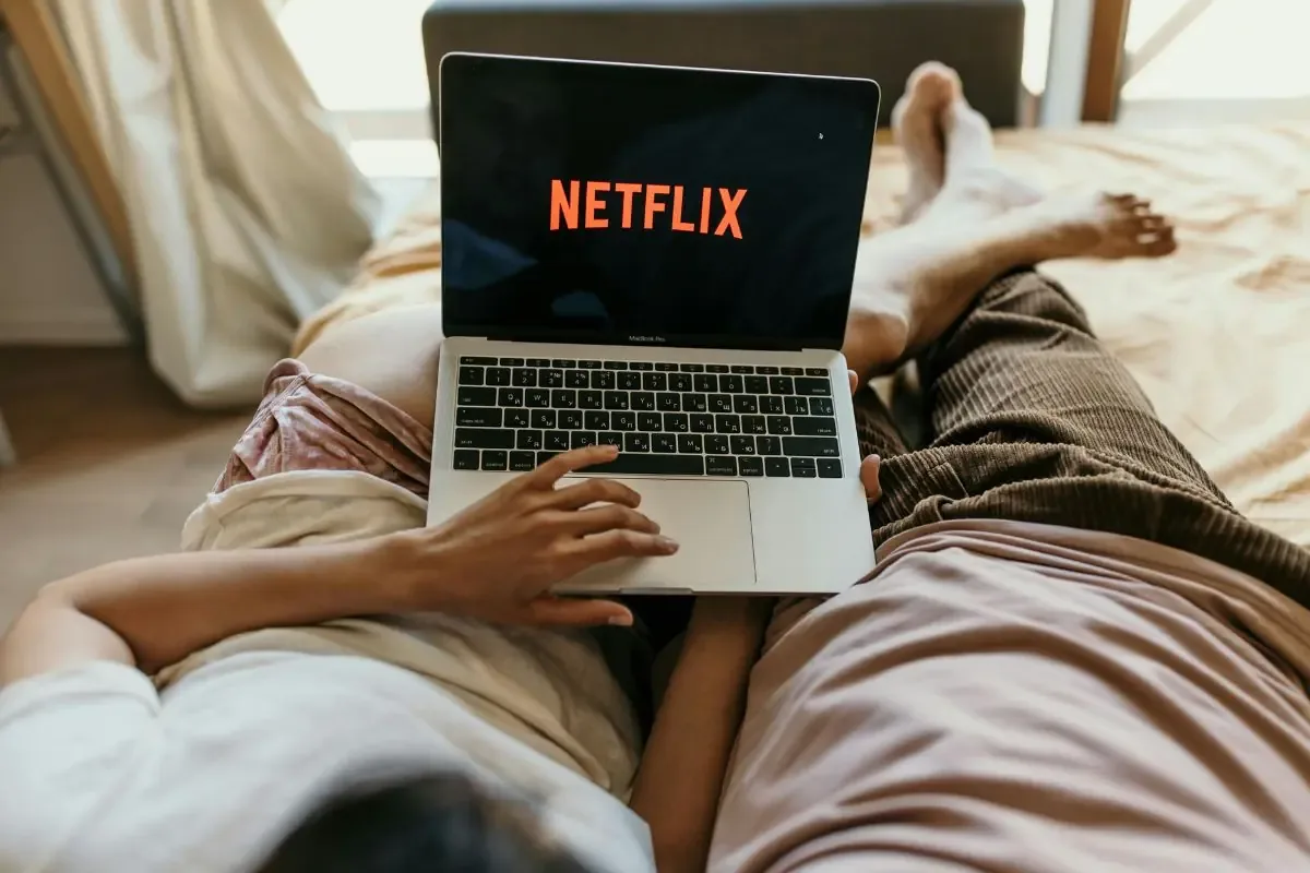 Descubre las nuevas series y películas que llegan a la plataforma en mayo, desde dramas conmovedores hasta aventuras llenas de acción.