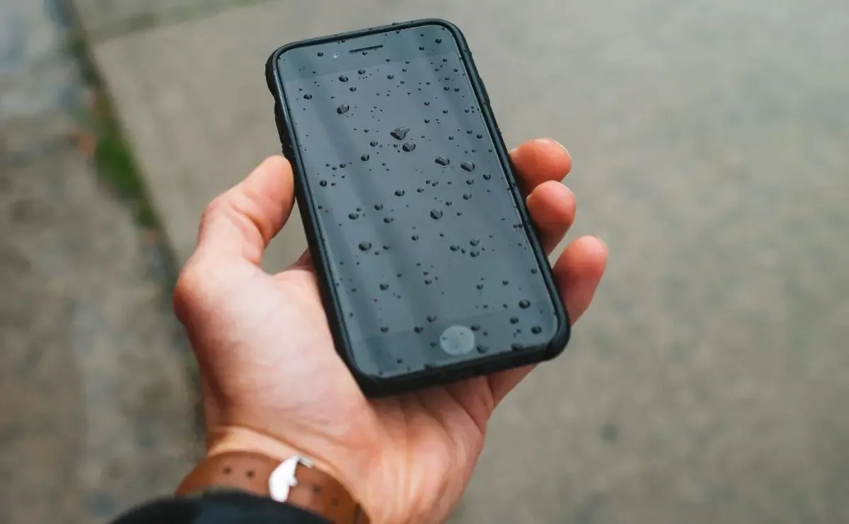 Descubre los mejores modelos de teléfonos resistentes al agua y su tecnología.