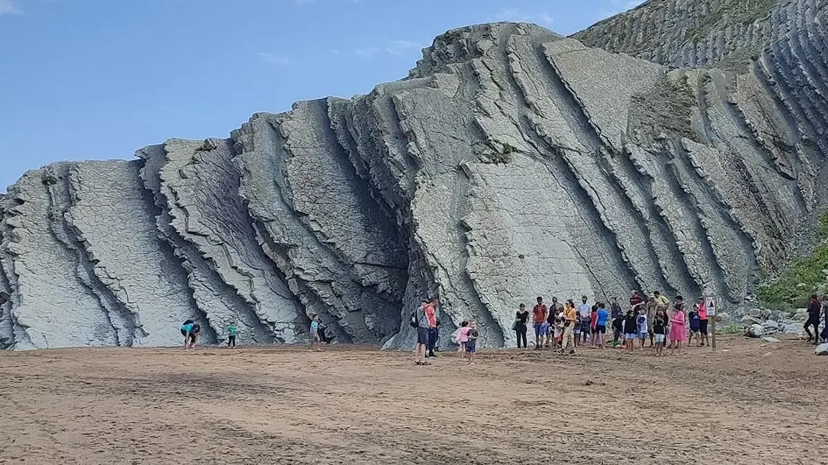 Exploradores descubren fósiles y formaciones geológicas en la playa de Sopela.