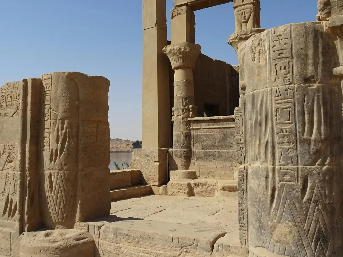 Sumérgete en la historia faraónica a través de sus impresionantes templos.