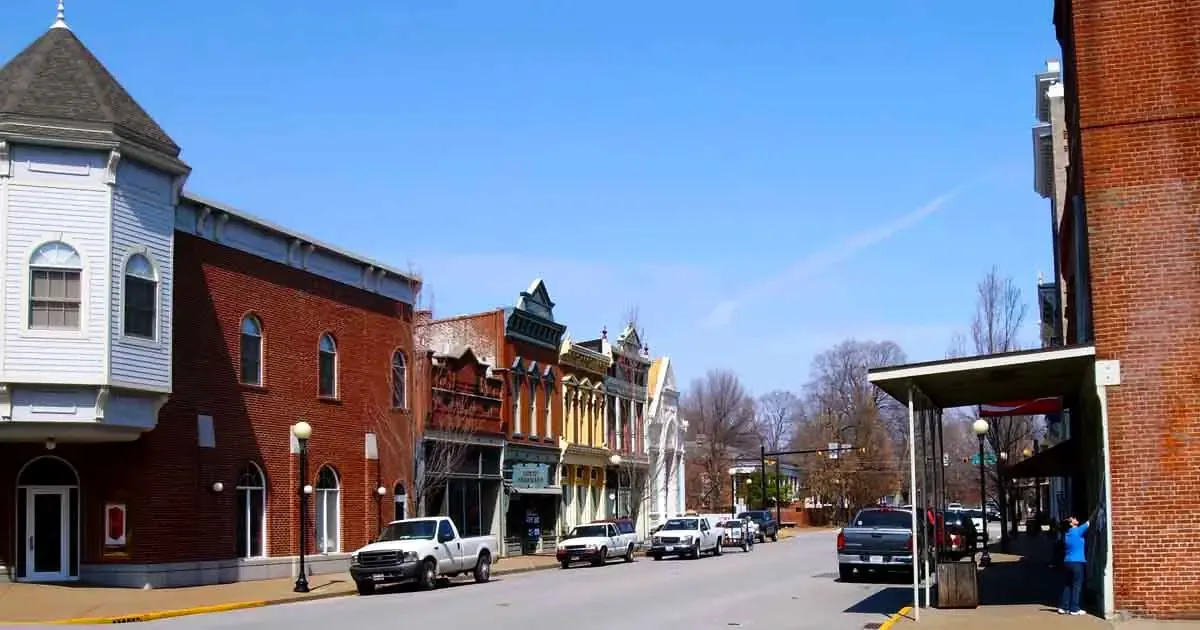 Descubre pequeños pueblos en Indiana que ofrecen calma y relajación inmediatas.