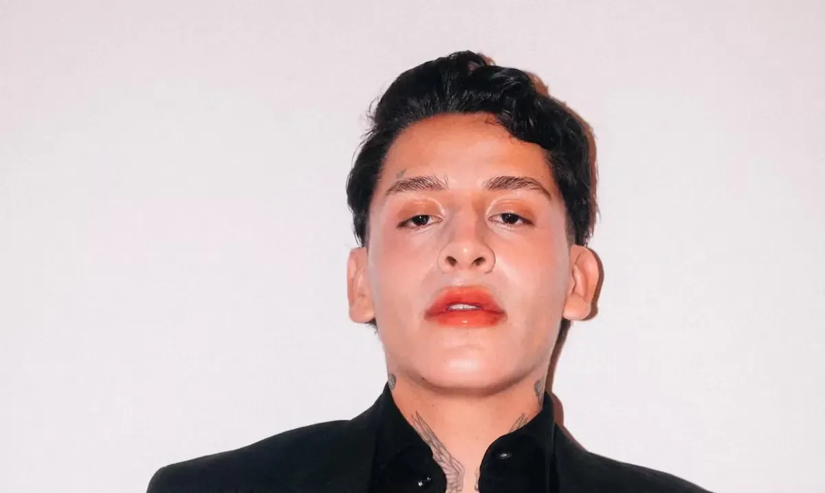 Descubre quién es Kunno, un joven artista que ha generado gran controversia en redes sociales.